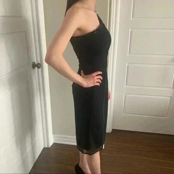 LE CHÂTEAU  NWT - CHIC ONE SHOULDER BLACK DRESS - Picture 3 of 12